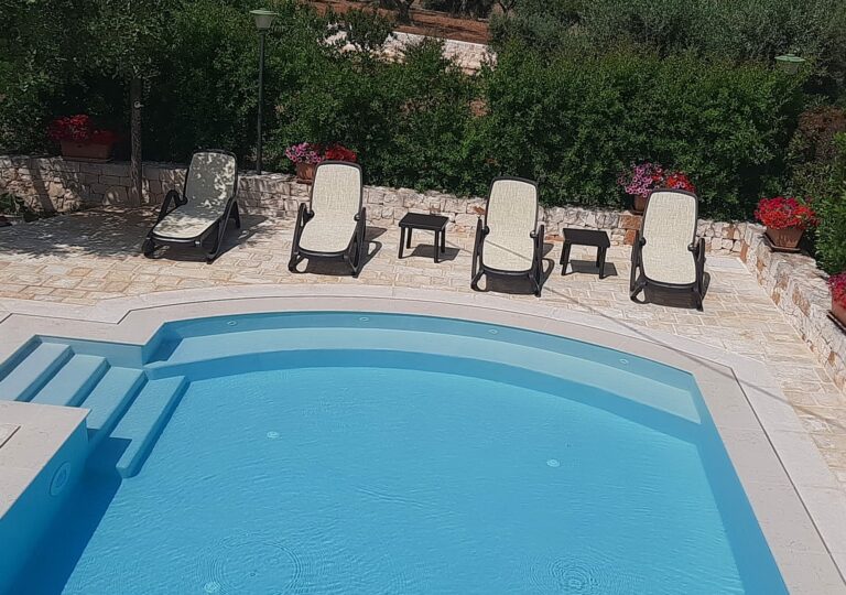 trullo-del-mandorlo-bed-and-brakfast-locorotonda-piscina (7)